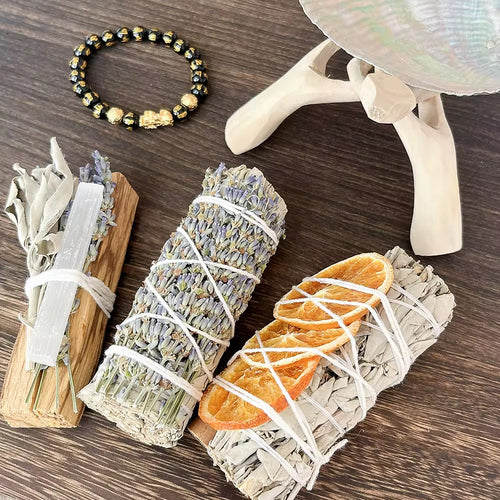Kit d'aromathérapie artisanal bio et écologique avec bouquet de sauge blanche, fleurs séchées naturelles, Palo Santo, cristal de sélénite et Pixiu