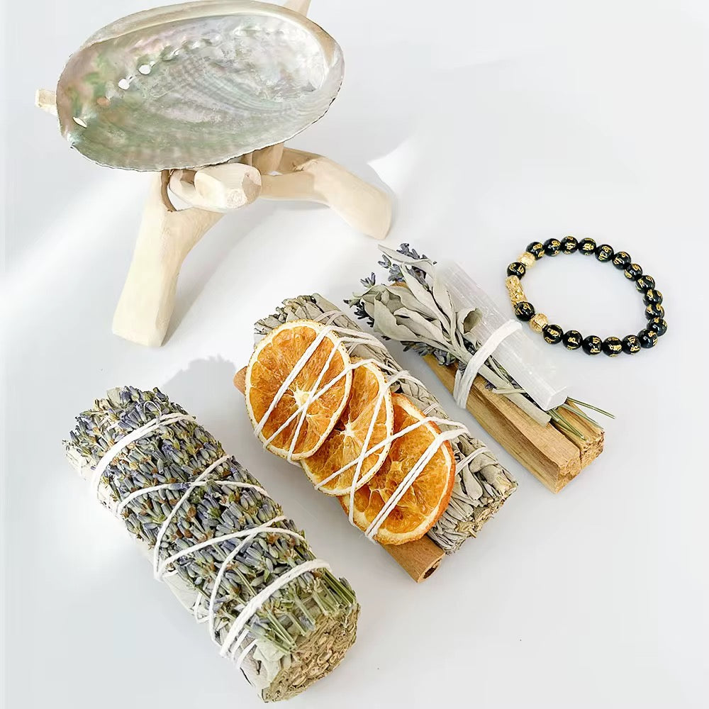 Kit d'aromathérapie artisanal bio et écologique avec bouquet de sauge blanche, fleurs séchées naturelles, Palo Santo, cristal de sélénite et Pixiu